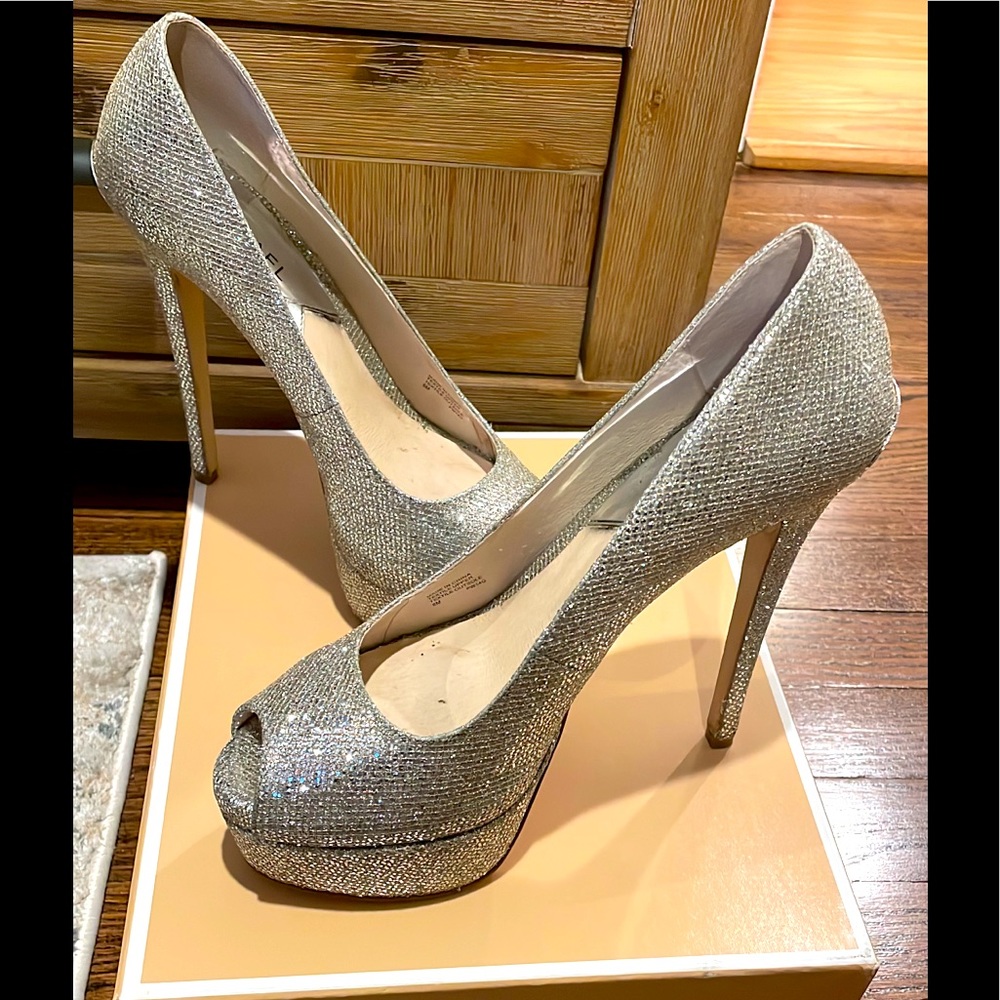 ✨ EUC MICHAEL Michael Kors Milan Platform Silver Glitter Heel